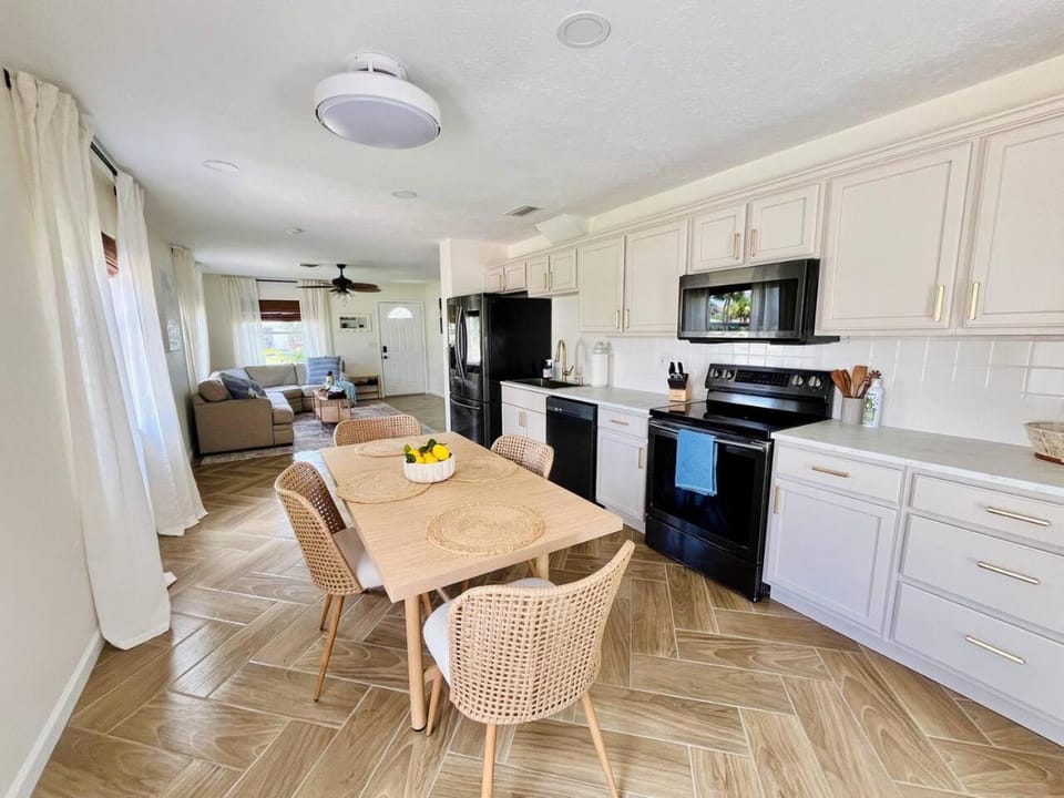Nokomis Waterfront Unit Walk to the Beach and Dining House in Venice