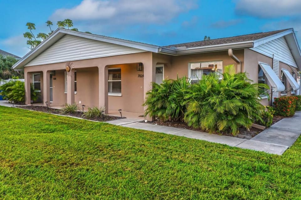 Nokomis Waterfront Unit Walk to the Beach and Dining House in Venice