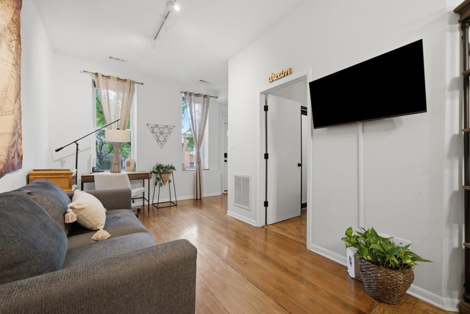 TV and multimedia, Living room, Evening entertainment