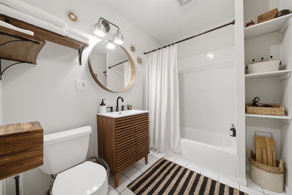 Shower, Toilet, Bath, towels