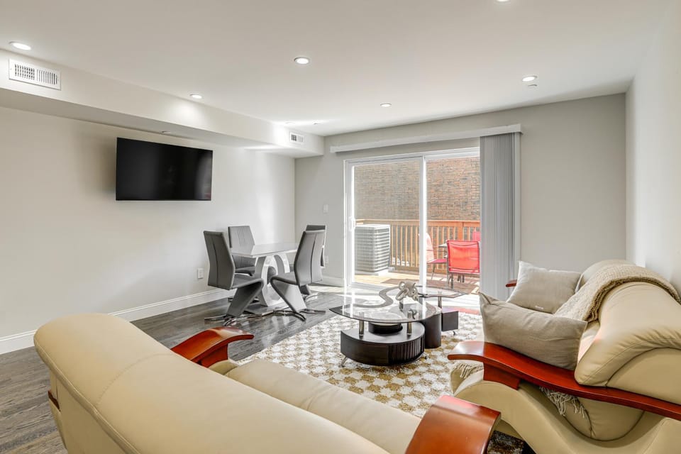 Remote Work Hub: Philly Condo 3 Mi to Center City! House in Philadelphia