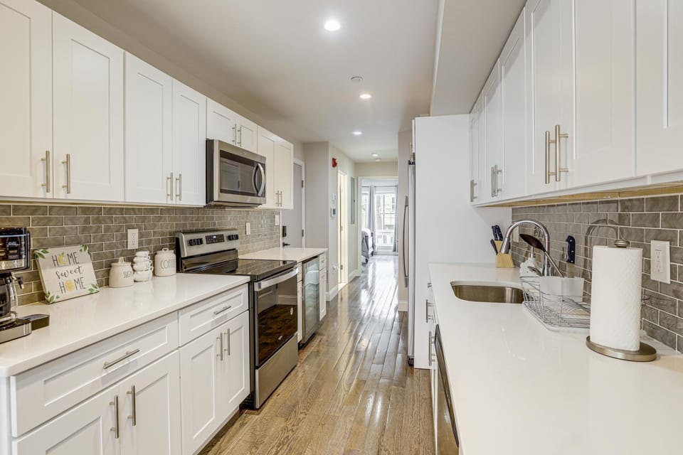 Remote Work Hub: Philly Condo 3 Mi to Center City! House in Philadelphia