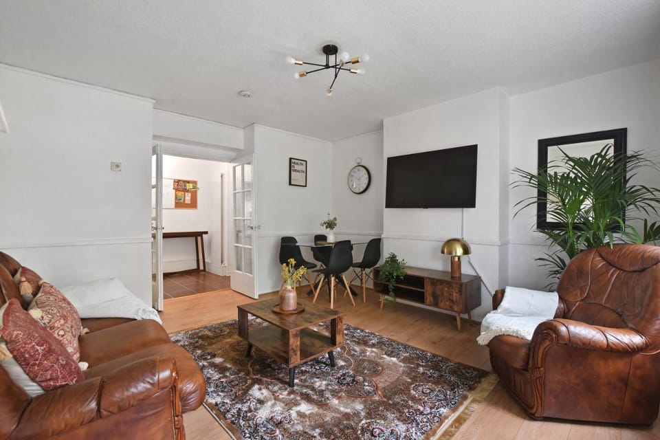 Spacious 3 Bedroom Near Westfield Apartment in London Borough of Ealing