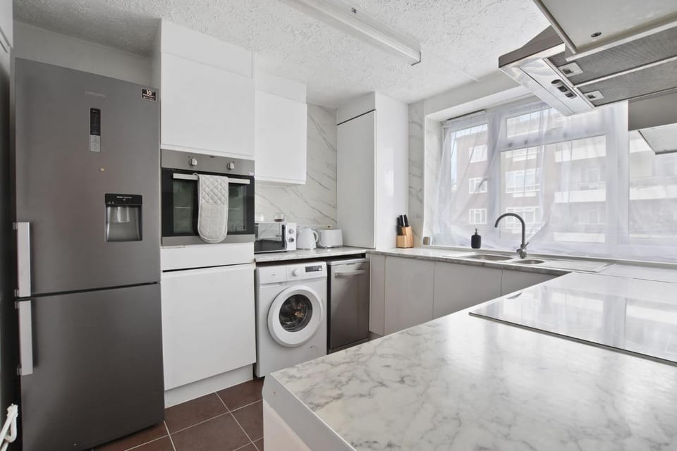 Spacious 3 Bedroom Near Westfield Apartment in London Borough of Ealing