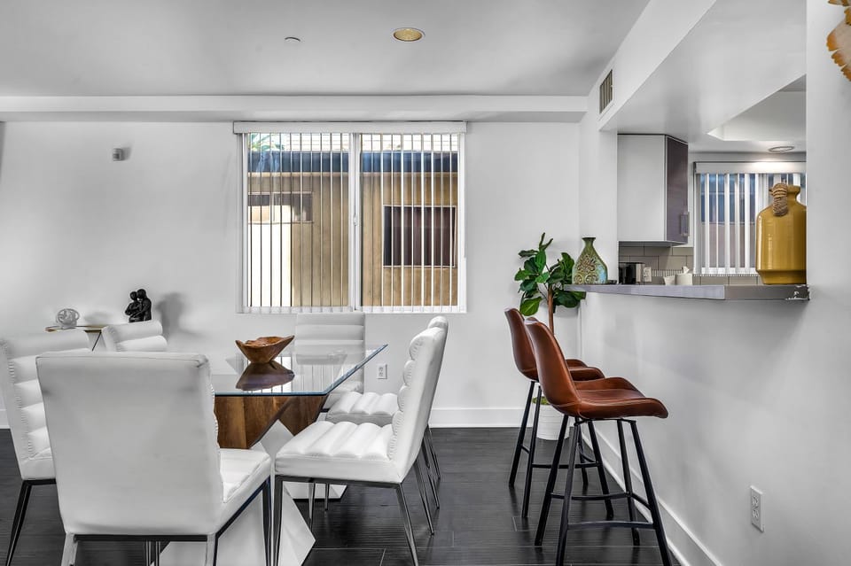 Amazing & Spacious in Heart of Santa Monica- Easy Access to ALL Tourist attractions Apartment in Brentwood