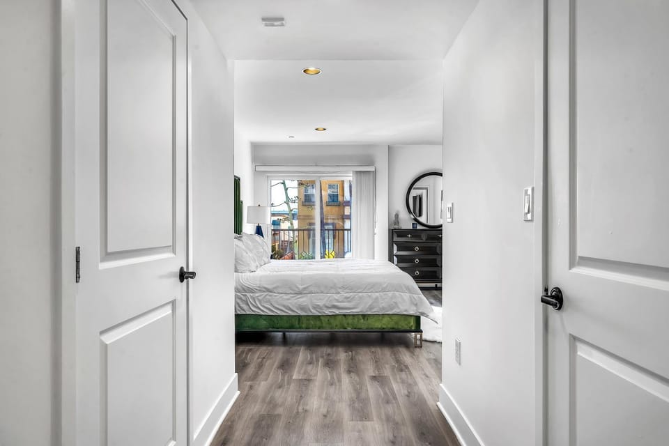 Amazing & Spacious in Heart of Santa Monica- Easy Access to ALL Tourist attractions Apartment in Brentwood