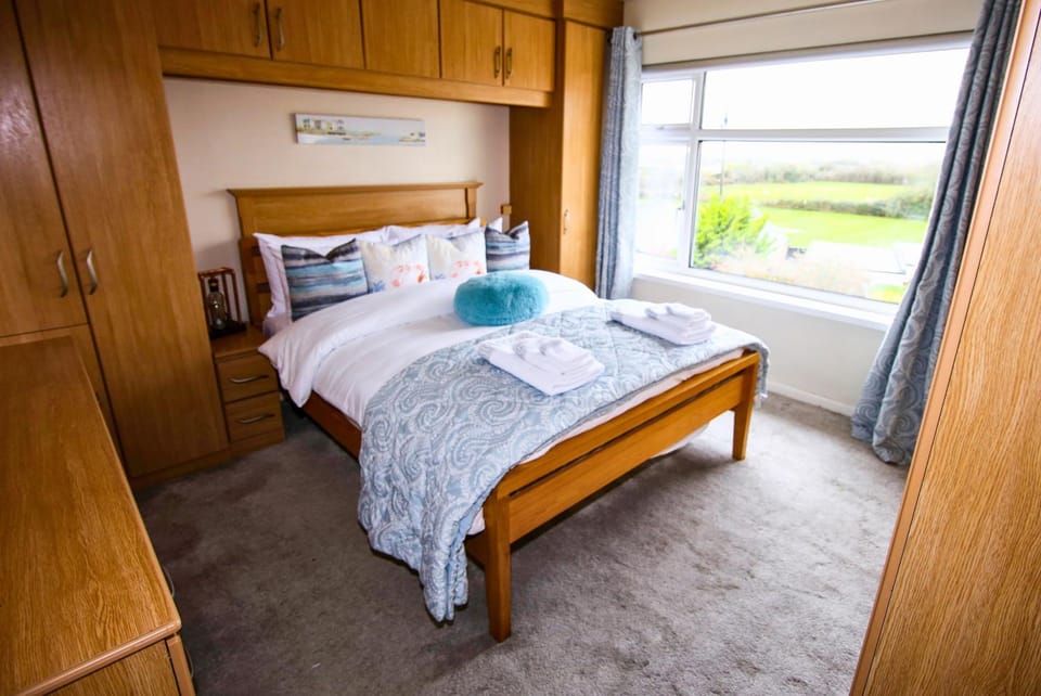 Bed, Bedroom, towels, wardrobe