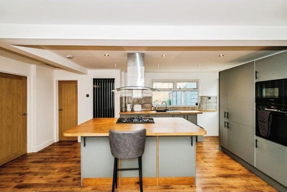 Coffee/tea facilities, Food and drinks, Dining area, dishwasher, internet, microwave, oven, storage, stove, washing machine, kitchen