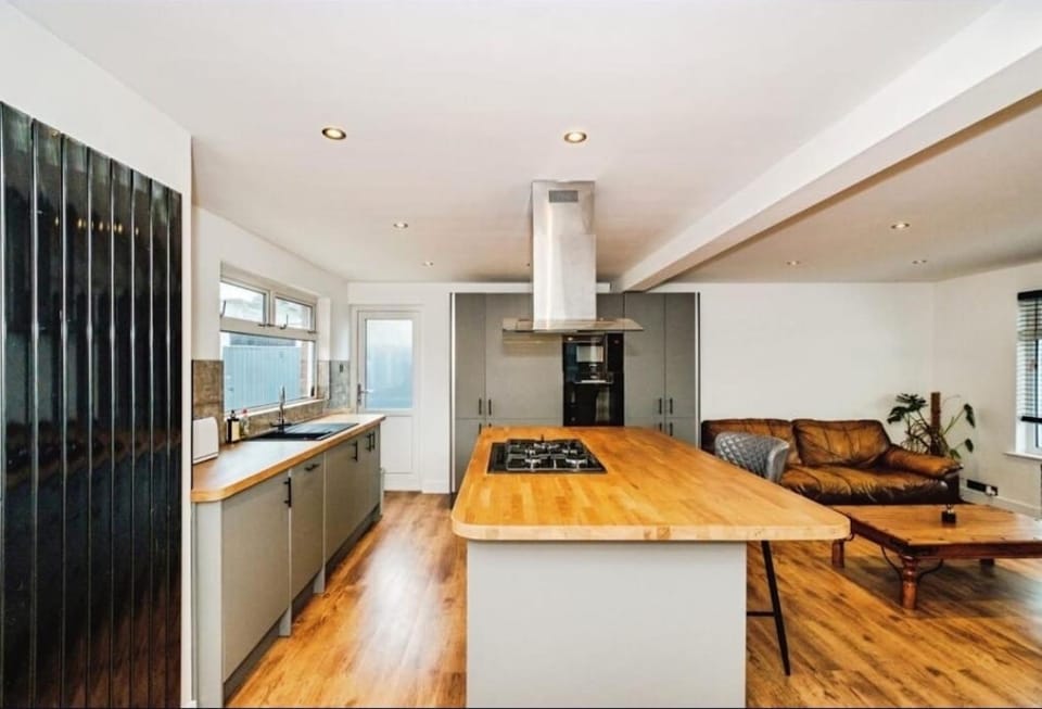 Coffee/tea facilities, Living room, Seating area, Dining area, dishwasher, internet, microwave, oven, storage, stove, toaster, washing machine, kitchen