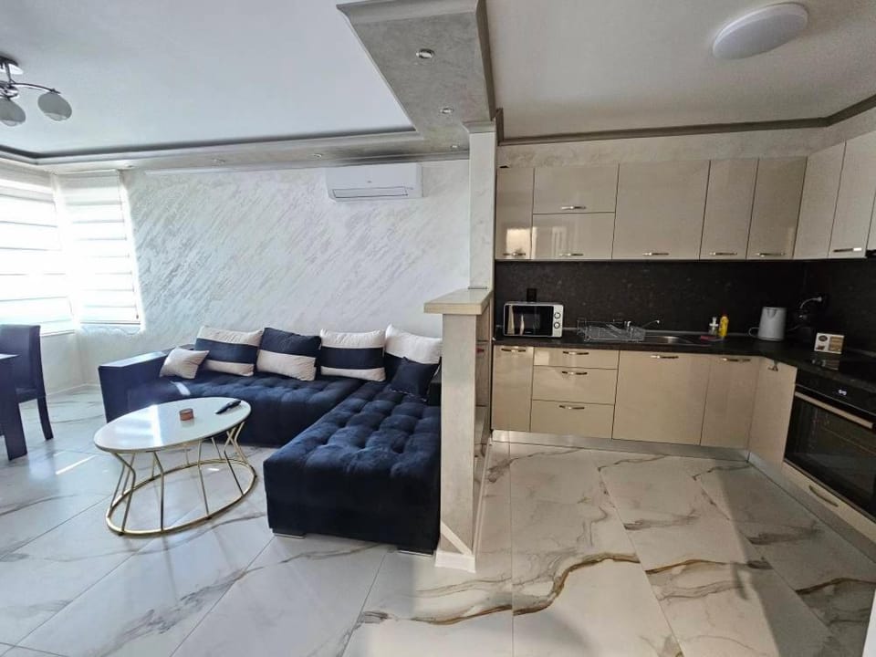 Kitchen or kitchenette, Seating area, stove
