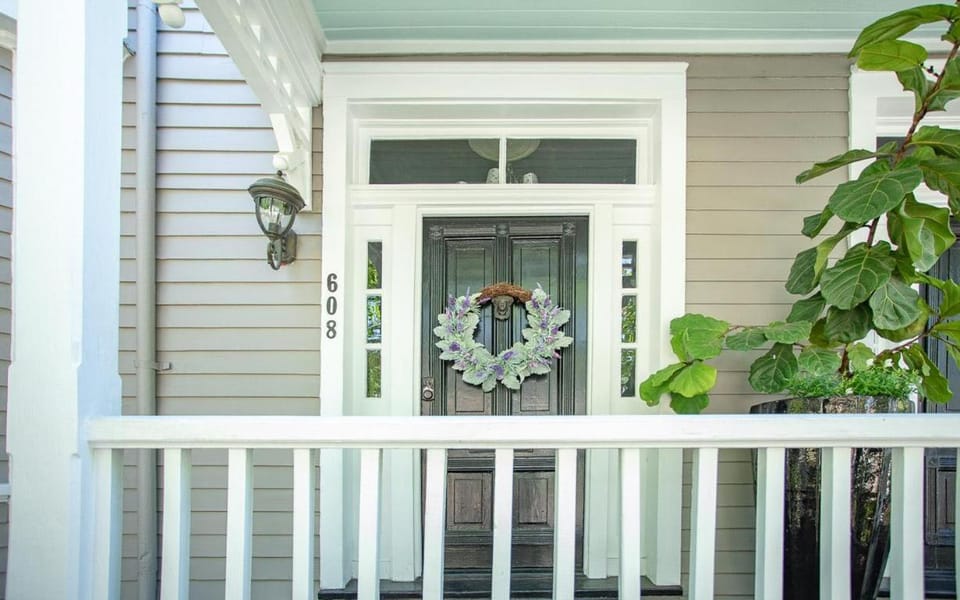Queen Anne Manor by Lucky Savannah House in Savannah