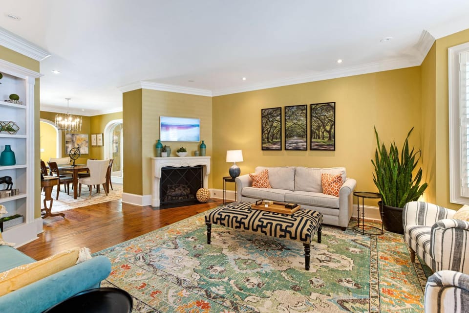 Villa on Broughton Main + Carriage by Lucky Savannah House in Savannah