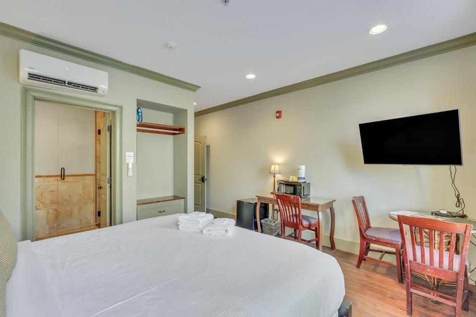 McDonough's Inn Unit 1 by Lucky Savannah House in Savannah