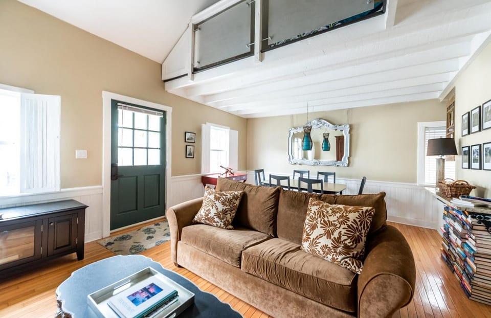 Magnolia Cottage by Lucky Savannah House in Savannah