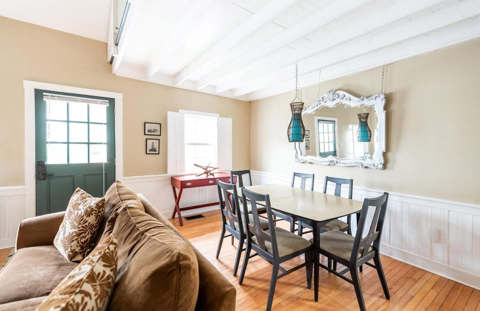 Magnolia Cottage by Lucky Savannah House in Savannah