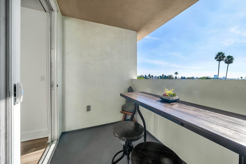 Amazing Spacious Unit in Heart of LA- Melrose district Apartment in West Hollywood