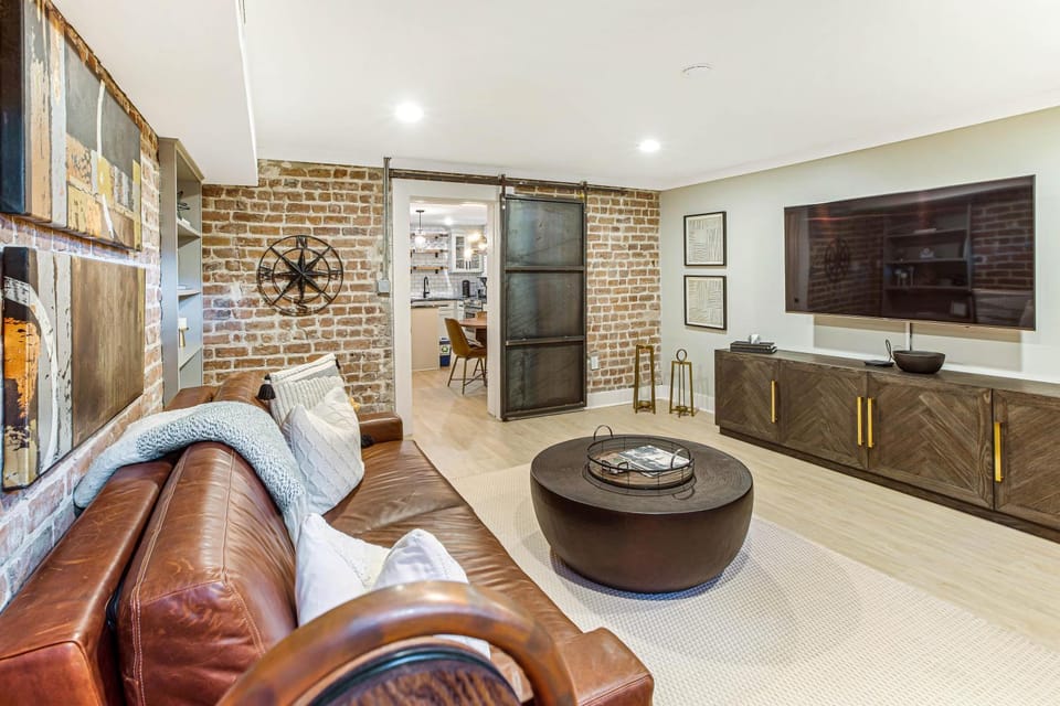 Metal Oak by Lucky Savannah Apartment in Savannah
