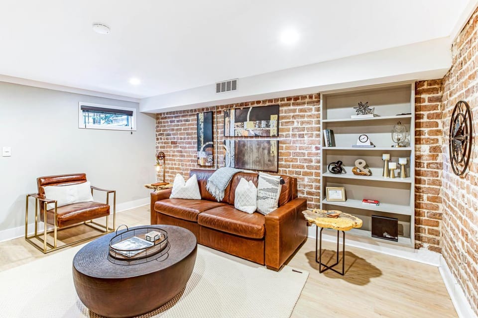 Metal Oak by Lucky Savannah Apartment in Savannah