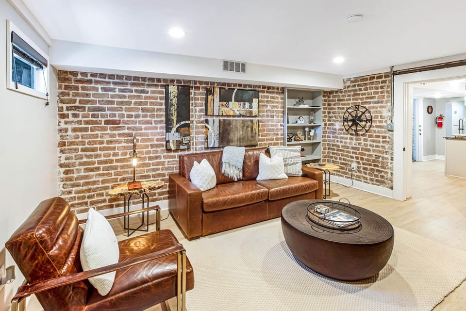 Metal Oak by Lucky Savannah Apartment in Savannah