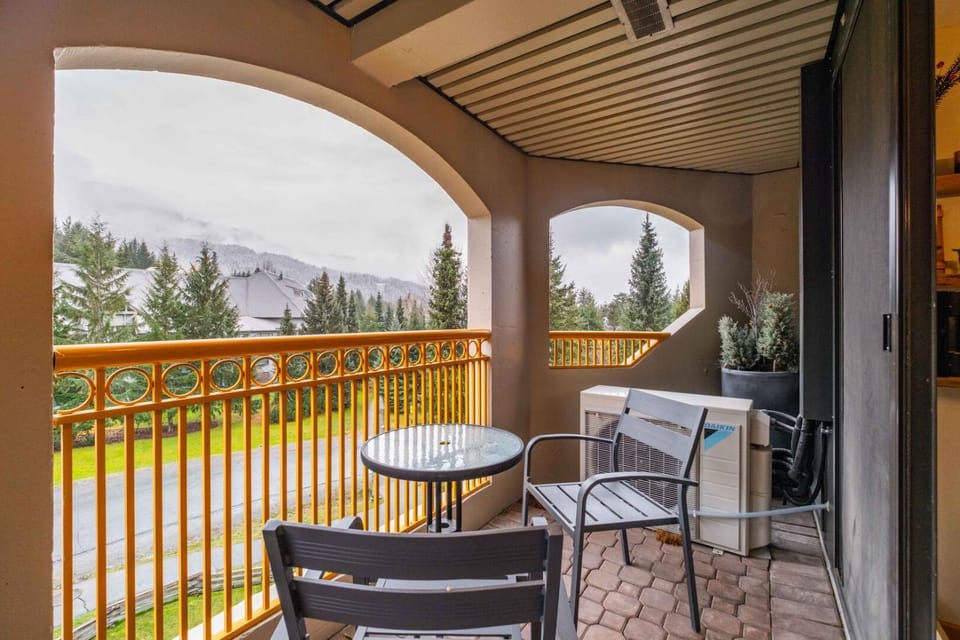 View (from property/room), Balcony/Terrace, Mountain view