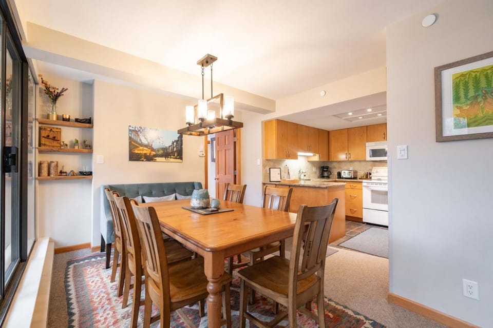 Kitchen or kitchenette, Dining area