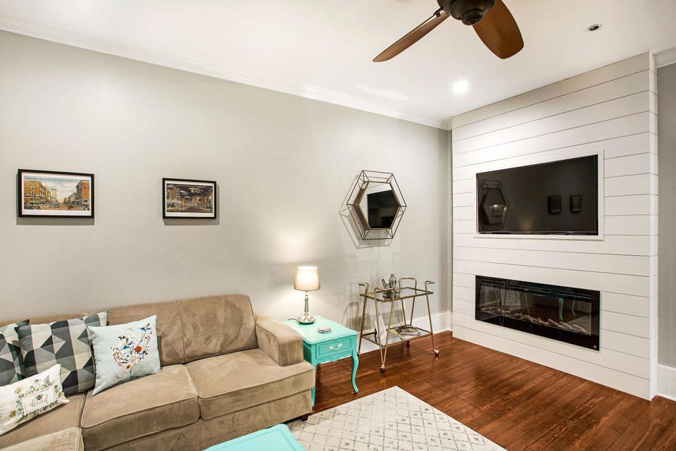 Bee's Knees by Lucky Savannah Apartment in Savannah