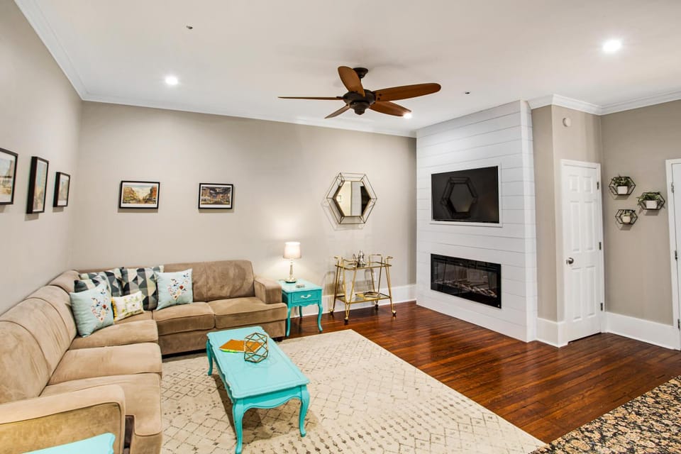 Bee's Knees by Lucky Savannah Apartment in Savannah