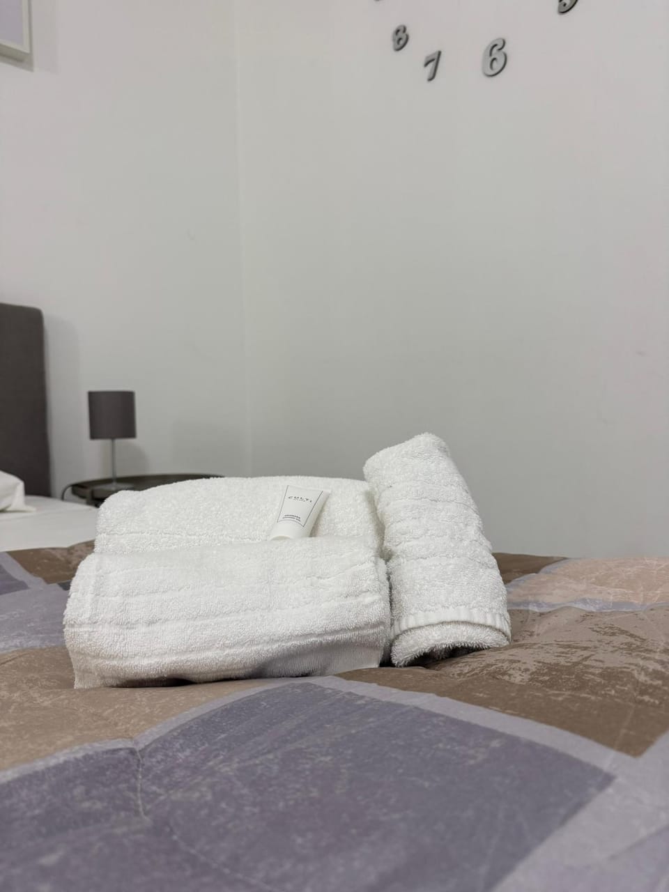 Bed, towels