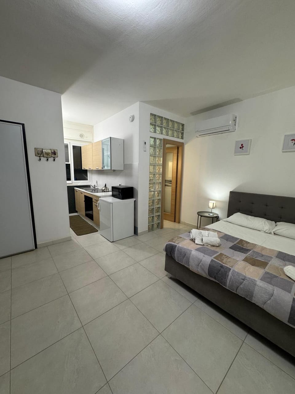 Bed, Kitchen or kitchenette, Photo of the whole room, Dining area, Bedroom, oven