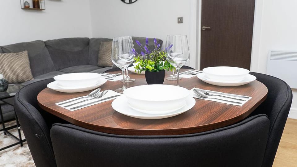 Stunning 2-Bed Retreat - AO Arena & Victoria Stn Apartment in Manchester