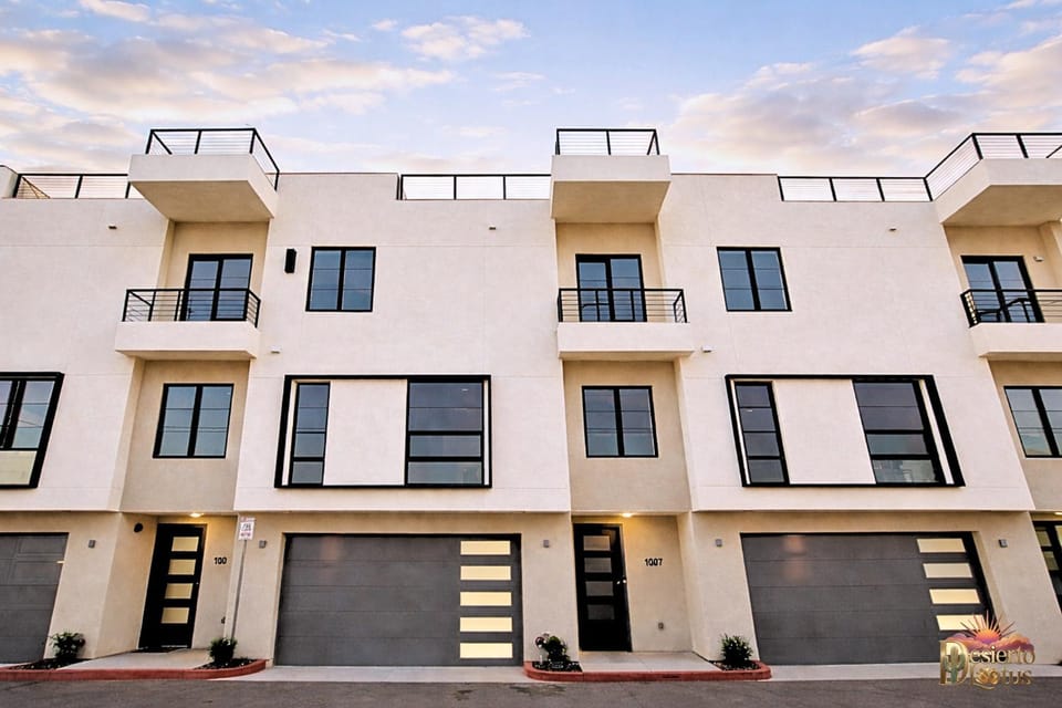 Property building, Facade/entrance, Balcony/Terrace, Parking