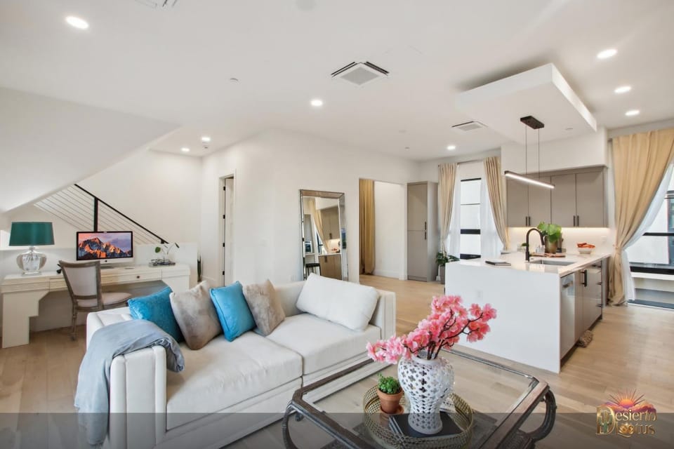 TV and multimedia, Kitchen or kitchenette, Living room, Seating area, Dining area