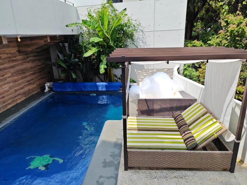 Loft lujo estilo y diseño, alberca, Cuernavaca somos los únicos en ofrecerte 2 jacuzzis tipo Spa con agua caliente y sistema de hidromasaje, alberca con calefacción ecológica, amplia cama de alberca, 3 pantallas, terraza privada con asador de carbon, WiFi Apartment in Cuernavaca