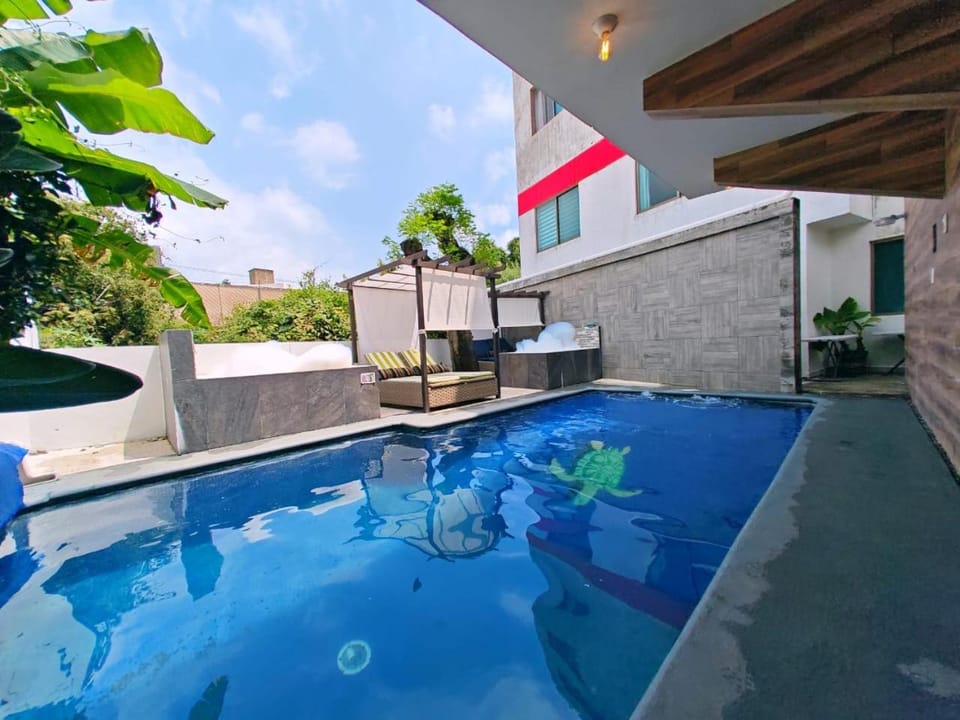 Loft lujo estilo y diseño, alberca, Cuernavaca somos los únicos en ofrecerte 2 jacuzzis tipo Spa con agua caliente y sistema de hidromasaje, alberca con calefacción ecológica, amplia cama de alberca, 3 pantallas, terraza privada con asador de carbon, WiFi Apartment in Cuernavaca