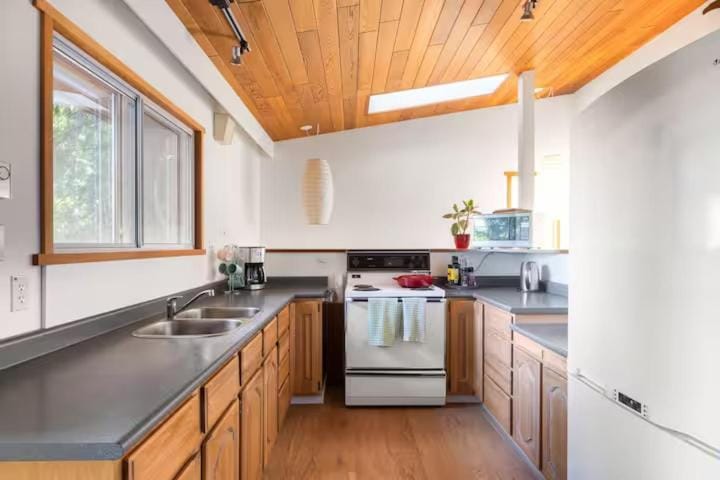 Ocean Vista In the Woods on Saltspring Island Bed and Breakfast in Salt Spring Island