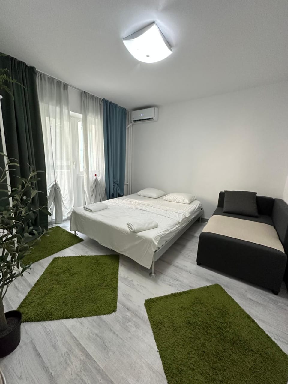Bed, Living room, Bedroom, towels, air conditioner