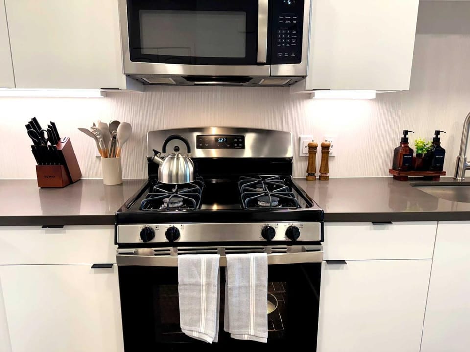 Coffee/tea facilities, Kitchen or kitchenette, Food and drinks, Food, microwave, oven, stove, toaster