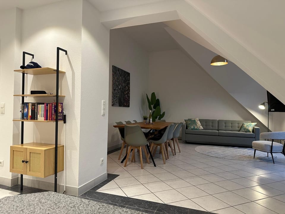 TV and multimedia, Living room, Seating area, Dining area
