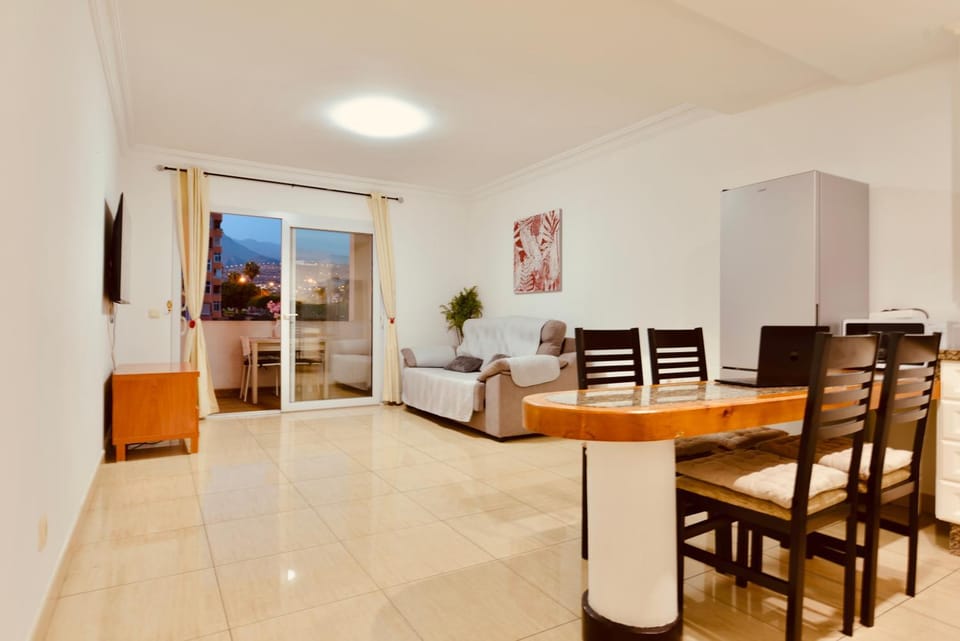 Communal lounge/ TV room, TV and multimedia, Kitchen or kitchenette, Living room, Seating area, Dining area, Evening entertainment