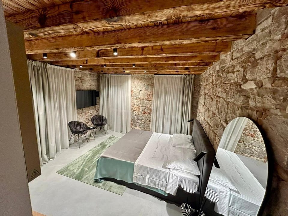 Bed, TV and multimedia, Seating area