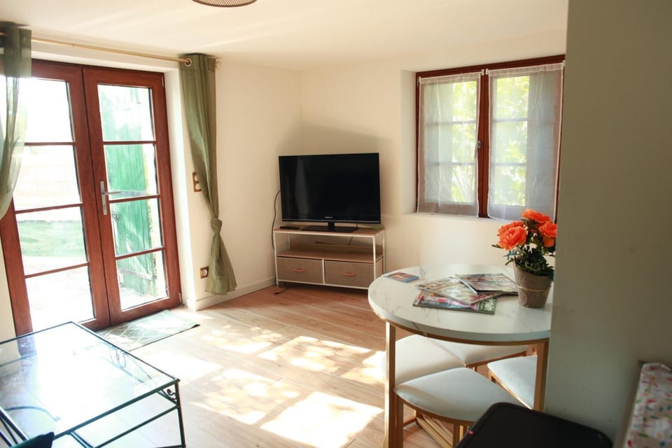 Communal lounge/ TV room, TV and multimedia, Living room, Dining area