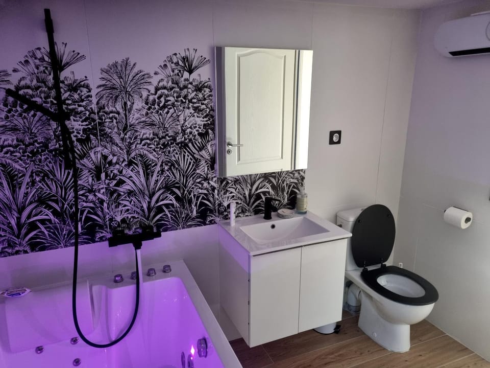 Toilet, Hot Tub, Hot Tub, Bathroom, Bath, towels