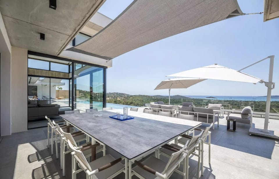 Villa contemporaine ORIZONTE - 15 pers - 400m2 vue mer Villa in Zonza