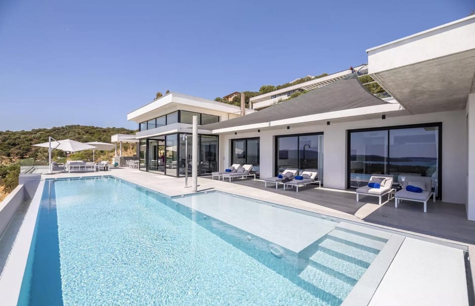 Villa contemporaine ORIZONTE - 15 pers - 400m2 vue mer Villa in Zonza