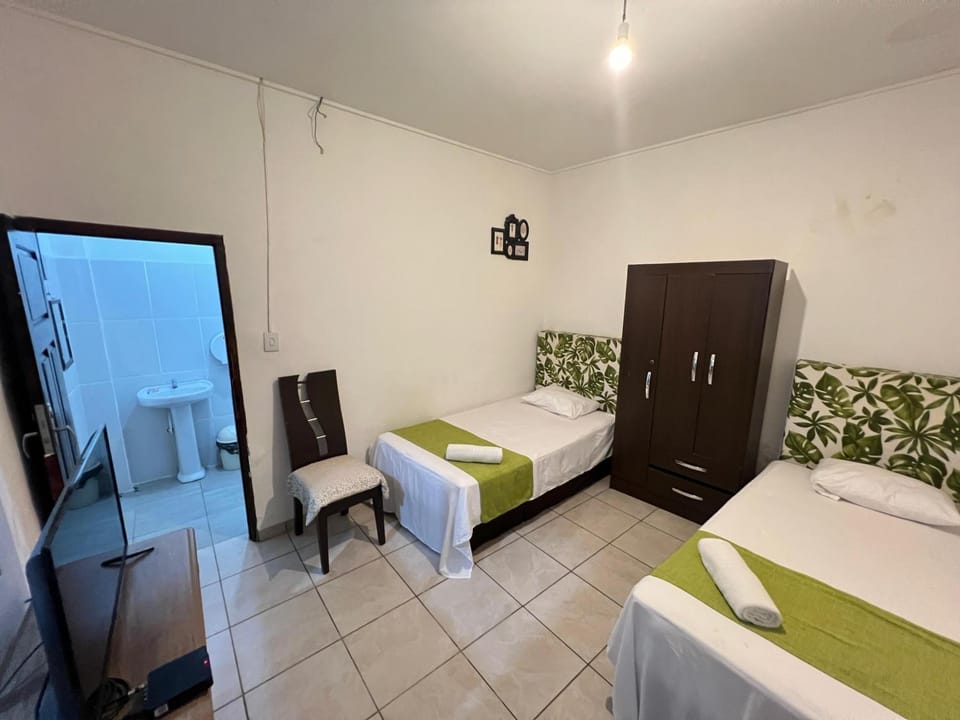 Bed, TV and multimedia, Photo of the whole room, Bedroom, towels