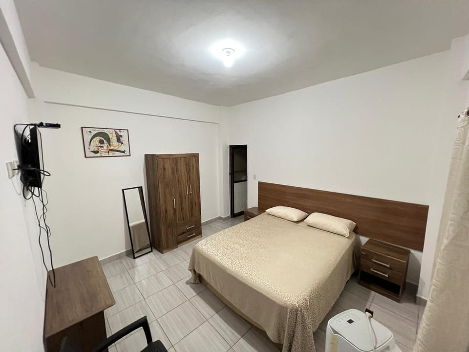 Bed, TV and multimedia, Photo of the whole room, Bedroom