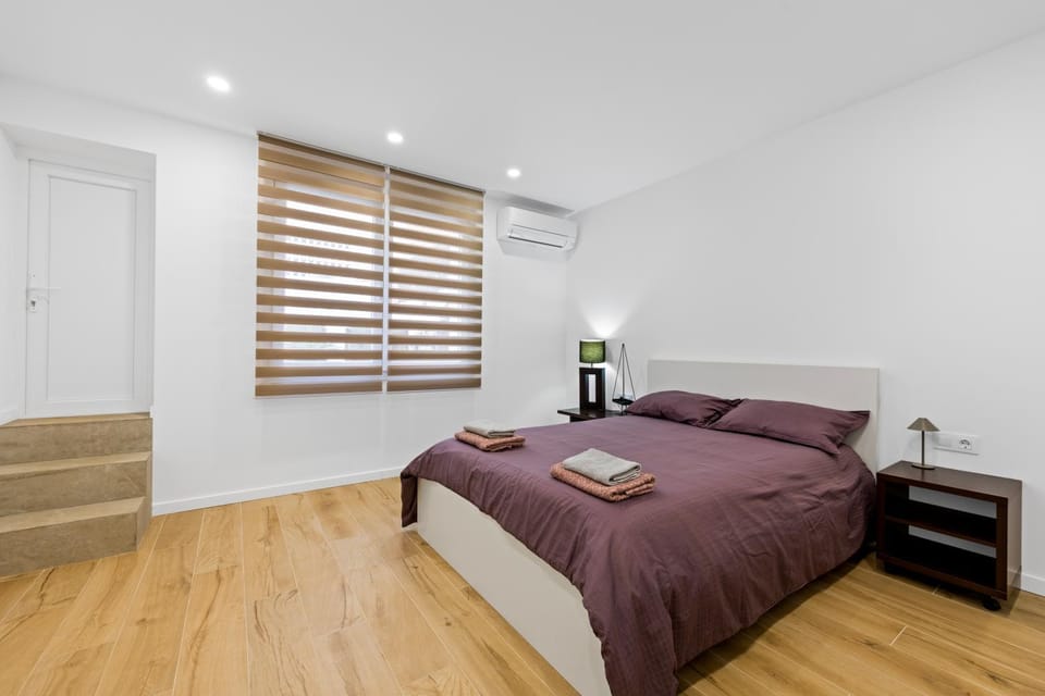 Bed, Bedroom, towels
