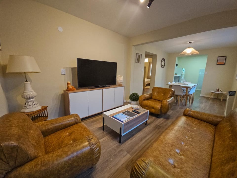 Communal lounge/ TV room, TV and multimedia, Living room, Seating area, Evening entertainment