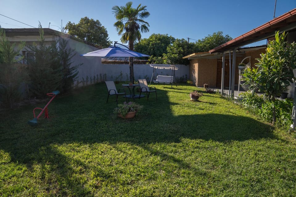 Property building, Spring, Day, Garden, Garden view