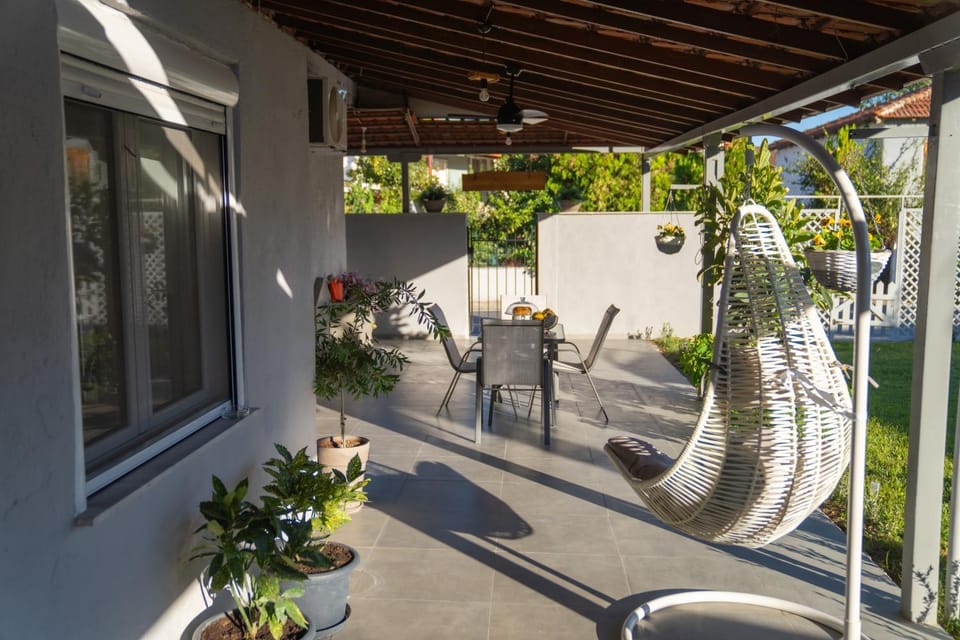 Patio, Day, Garden, View (from property/room), Balcony/Terrace, Seating area, Garden view